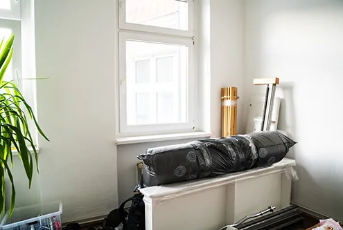 Avant : pièce avec un sac et des objets au sol, puis entièrement vidée