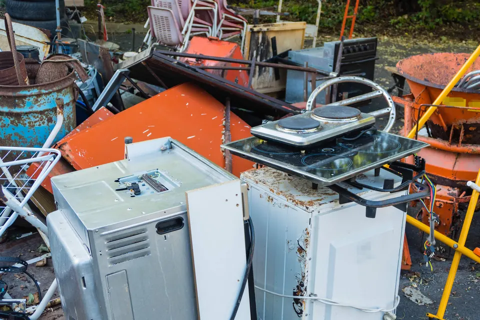 Tas d'électroménagers et de ferraille triés pour le recyclage